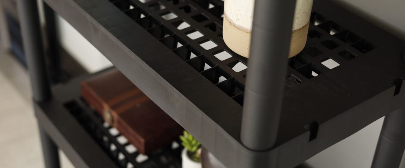 Sanchia y sus estantes de plástico: elegancia en tu espacio en Guatemala