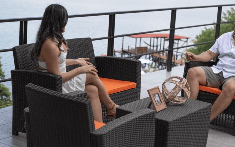 Cómo decorar patios con muebles de plástico en Puerto Rico