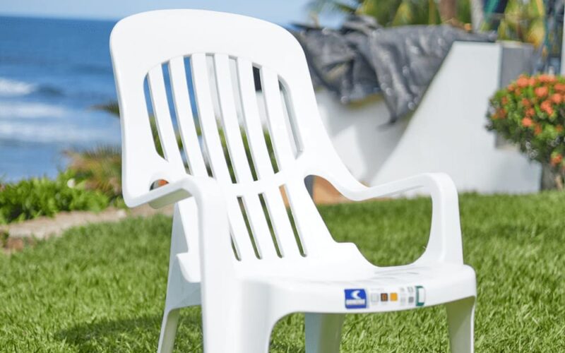 Muebles de plástico resistentes para jardines en Guatemala