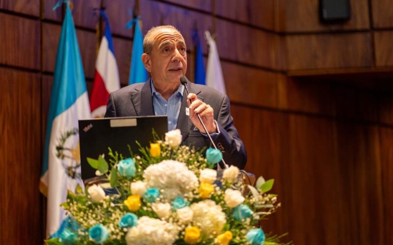 Ficohsa recibe reconocimiento como socio corporativo de INCAE
